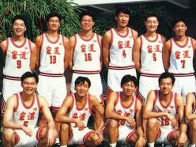 打篮球的冠军要怎么发说说_篮球冠军的小朋友怎么称呼_篮球冠军怎么发朋友圈