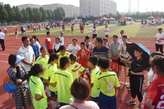 世纪园小学足球教练_世纪园小学四年级足球冠军_小学足球比赛冠军