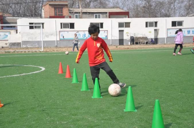世纪园小学四年级足球冠军_小学足球比赛冠军_世纪园小学足球教练