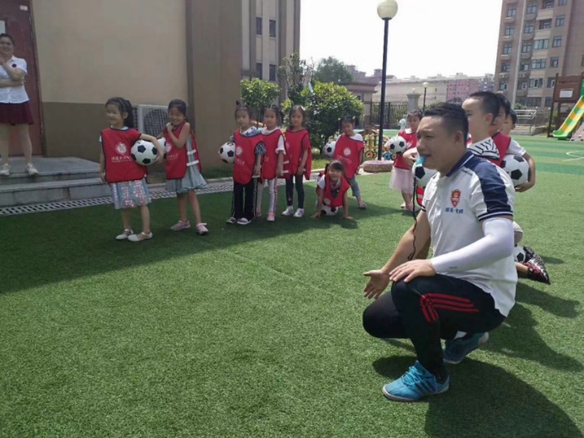 足球运球技巧小学生学什么_小学生足球运球技巧视频_小学生怎么学足球运球技巧